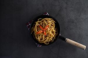 pasta italiana de espagueti con salsa de tomate foto
