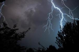 rayo durante una tormenta foto