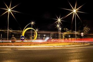 Fotografía de larga exposición de la carretera durante la noche. foto