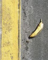 cáscara de plátano en la carretera foto