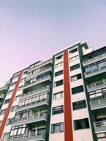 edificio de apartamentos moderno foto