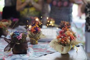 decoración de flores de varios colores en la mesa foto