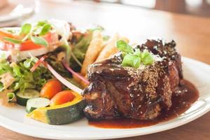 costillas de cerdo con salsa picante y ensalada foto