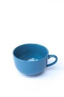 taza azul sobre un fondo blanco