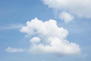 cielo con nubes blancas foto