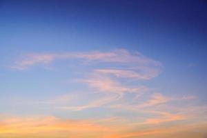 cielo y nubes al atardecer foto