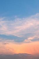 cielo y nubes al atardecer foto