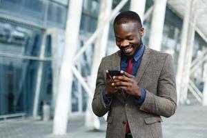 hombre negro en su teléfono foto