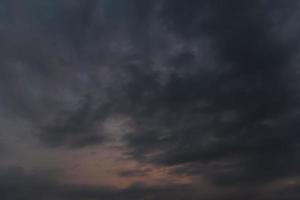 cielo y nubes al atardecer foto