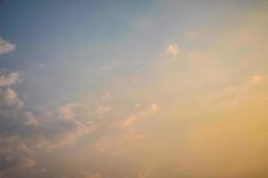 cielo y nubes al atardecer foto