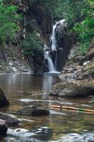 paisaje en el parque nacional de la cascada khao chamao foto