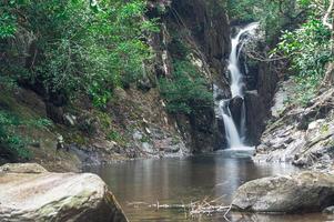 paisaje en el parque nacional de la cascada khao chamao foto