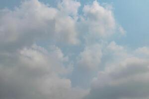 cielo azul con nubes blancas foto