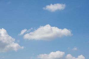 cielo azul con nubes blancas foto