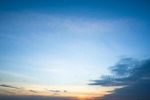 cielo y nubes al atardecer foto