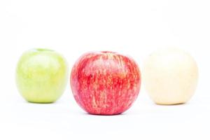 tres manzanas sobre un fondo blanco foto