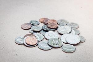 pila de monedas sobre un fondo blanco foto