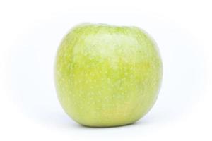 Close-up de una manzana verde sobre un fondo blanco. foto