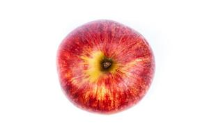 Vista superior de una manzana roja sobre un fondo blanco.