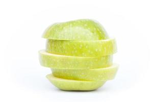manzana verde en rodajas sobre un fondo blanco