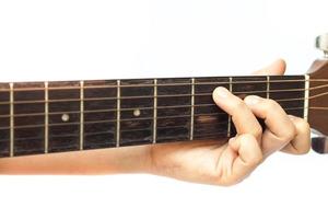 primer plano, de, dedos, en, un, cuello de guitarra foto