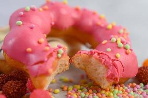 rosquilla de fresa una vez mordida foto