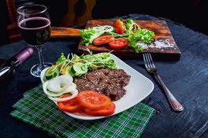 plato con bistec y ensalada foto