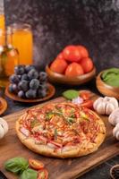 pizza casera con ingredientes foto