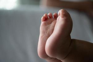 primer plano de pies de bebé foto