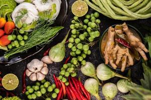 fideos de arroz y patas de pollo con melón foto