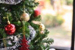 Close-up de una bola de oro colgando del árbol de Navidad