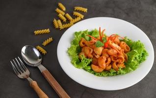 macarrones con tomate salteados foto