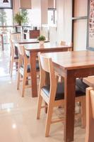 mesas y sillas de madera foto