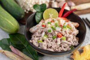 fideos instantáneos salteados con camarones y cerdo foto