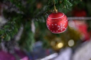 primer plano, de, un, rojo, árbol de navidad, adorno foto