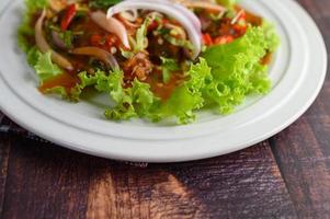 ensalada picante con sardinas en salsa de tomate foto