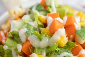 ensalada de pepino, maíz, zanahoria y lechuga foto