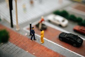 Close-up de la pequeña policía de tráfico en miniatura foto