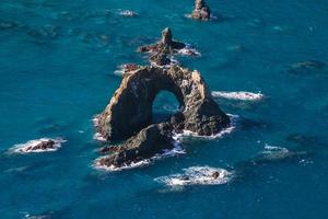 isla arqueada en el océano foto