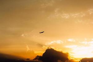 silueta de un avión durante una puesta de sol foto