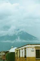 antigua, guatemala, 2020 - edificio cerca de una montaña cubierta de nubes foto