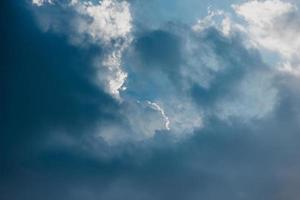 nubes y luz del sol foto