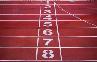 pista de atletismo roja foto