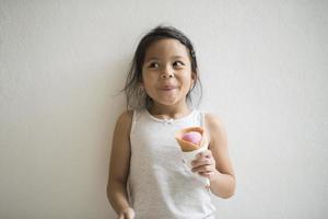 retrato de una niña comiendo helado foto