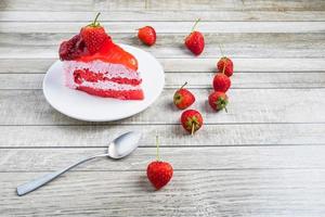 pastel con fresas y una cuchara foto