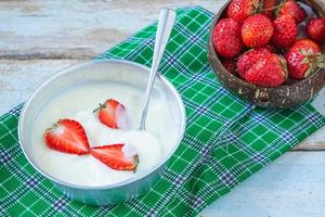 tazón de yogur y fruta foto