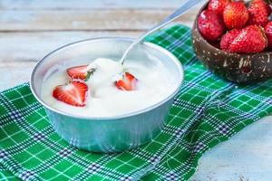 tazón de yogur con fresas foto