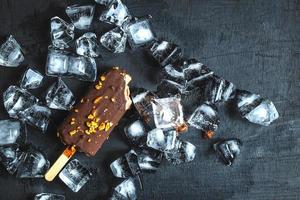 helado de chocolate y hielo foto