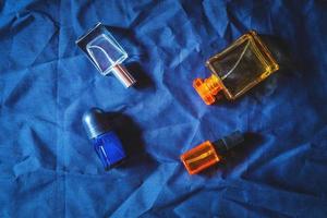 frascos de perfume en tela azul