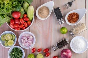 Espacio de copia de mesa de cocina de madera con especias foto